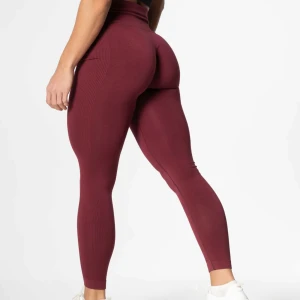 Relode slipstream tights - Snygga populära relode tights! Skönaste tightsen på marknaden och sitter så bra på kroppen. Färg: burgundy/mörkröd  Storlek:S Nypris 649+frakt. Säljs för 275 kr + frakt. 