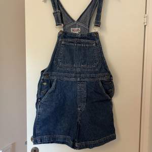 Vintage denim overall shorts, in excellent condition! Size medium. Super cute and trendy!!