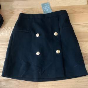 Fin kjol från hm med guldknappar fram