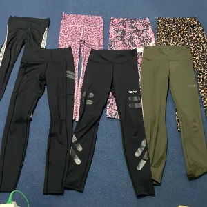 Aimn tights - Främre raden S och bakre raden XS. Alla är välanvända men fina förutom de gröna och leopard bruna som knappt är använda. 75kr/st för alla förutom de svarta som kostar 50kr/st - eller alla för 400. Köpare står för frakt