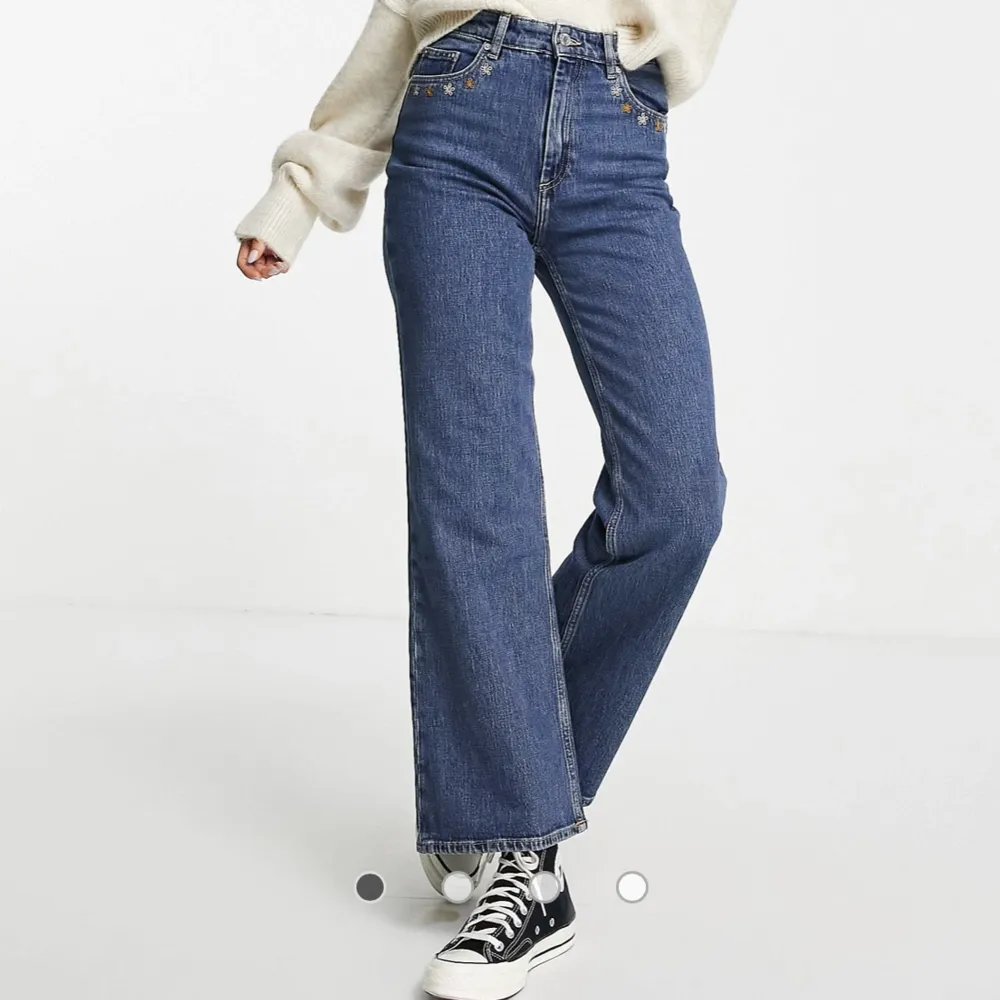 💙Säljer dessa jättefina blombroderade jeansen från & other stories i storlek 34. Helt slutsålda.💙. Jeans & Byxor.
