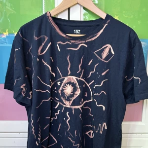 Blekt tröja - Cool blekt tröja med texten ”you’re so in your head you can’t even enjoy where you are” på ryggen