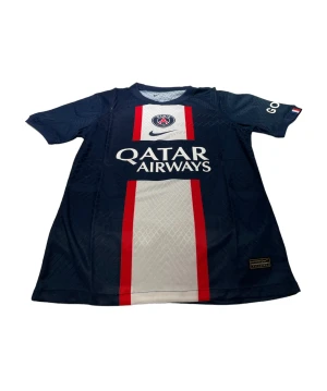 PSG - En PSG-tröja i storlek s som är blå. Den är perfekt passande och av hög kvalitet. Dess andningsförmåga gör den idealisk för både matcher och träning.