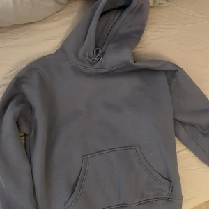 Hoodie - En ny hoodie från Bikbok, använd en gång. Färgen är lite lila/grå. Strl M.