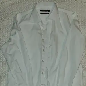 Vit skjorta köpt på Dressman i storlek medium.   Vita knappar, fläckfritt djur o rökfritt.   Nyskick, använd 3 gånger. Säljes p.ga för liten.