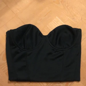 Korsettopp - Sjukt snygg korsettopp, har bara provat en gång. Nyskick och superfin :) den är mörkgrön i verkligheten. Bra kvalitet.. Har prislapp kvar.