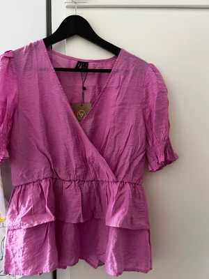 Ny blus  - Tunn rosa blus ifrån vero Moda i stl M  Nypris 349kr säljs för 120kr OBS! DU STÅR FÖR FRAKTEN