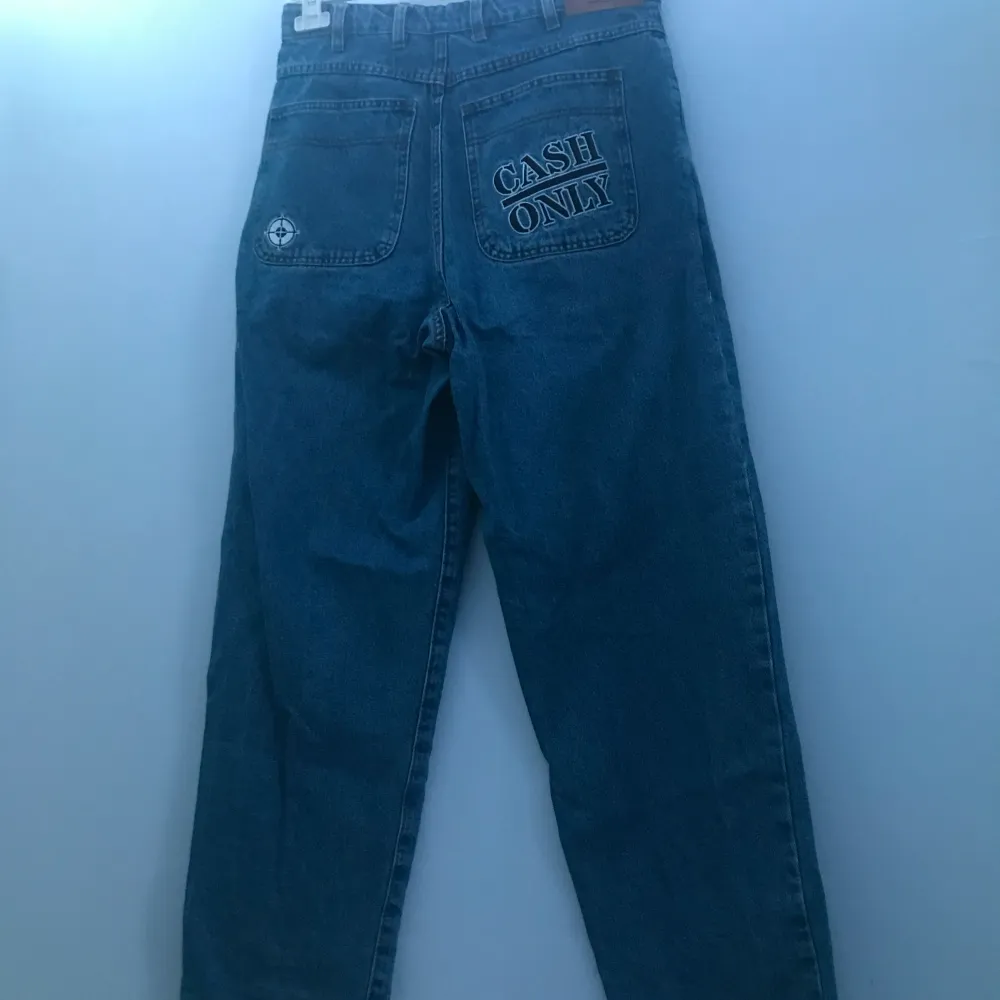 Ett par baggy Cash Only jeans. Dom är helt nya har aldrig använt dom bara testa dom en gång. Passformen är som på S big boys. Priset kan diskuteras vid en snabb affär. Kän dig fri att fråga om du har några frågor. Seljer dom för dom var för stora😁💸. Jeans & Byxor.