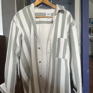 Zara Overshirt - Stilren randig overshirt från Zara. Perfekt under vår och höst. Storlek S, bra passform. 