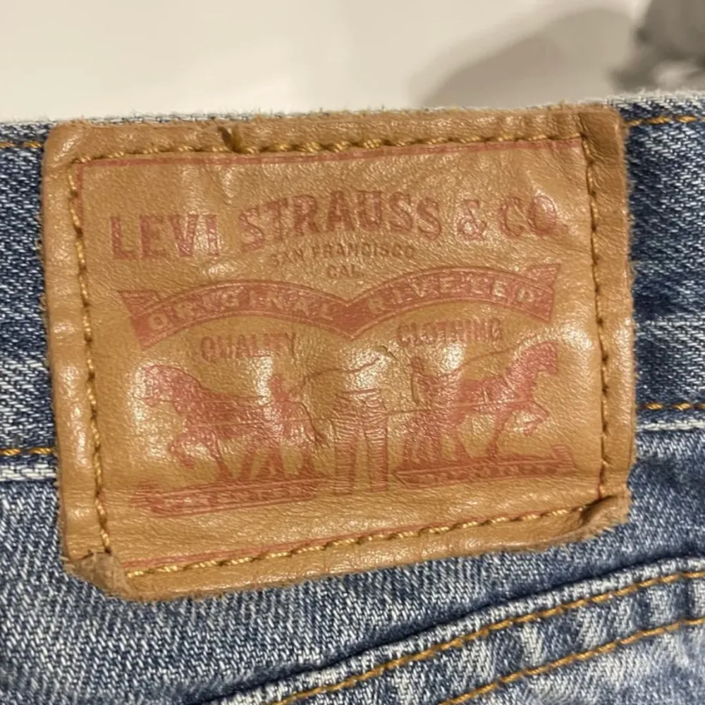 Säljer dessa ur coola shorts som är köpa är på plick🤩säljer p.g.a att de är för små🥲jätte unik tvätt och hur snygga som helst nu till sommaren❤️vid många bud blir det budgivning . Shorts.