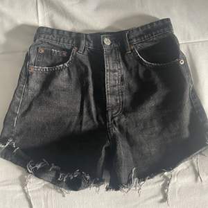 Highwaisted jeansshorts från ginatricot i nyskick Färg: Mörkgrå/Svart