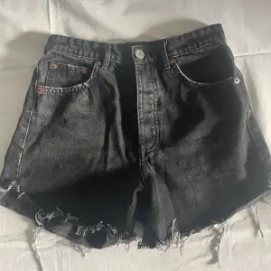 Highwaisted jeansshorts från ginatricot i nyskick Färg: Mörkgrå/Svart