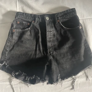 Jeansshorts  - Highwaisted jeansshorts från ginatricot i nyskick Färg: Mörkgrå/Svart