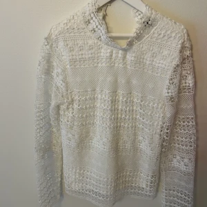 Wow-faktor på denna vita topp! 🤩🤍 - Den perfekta vita toppen till alla tillfällen! Wow alltså!! Suuperfint skick! 😍🫶🏼🌟🤩