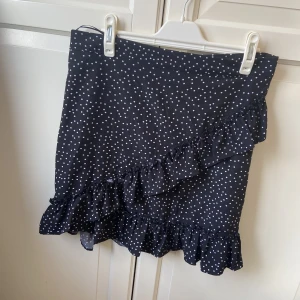 Prickig kjol - Helt ny kjol