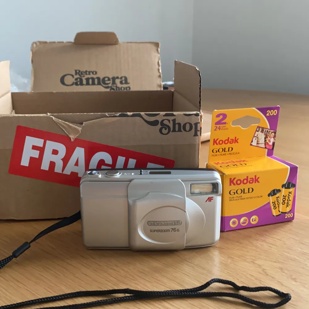 Köpte en helt ny digitalkamera men hittade min gamla som jag tycker om! Därav aldrig använd, men hann köpa batteri och filmrullar till kameran så det är bara tuta och köra📸 Det är en Olympus superzoom 76G🥰 . Övrigt.