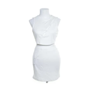 Set  - Säljer detta söta vita set som jag beställde från Sellpy! 💕 Säljer pga att det var för litet för mig i bysten, har storlek F75. Det är därmed oanvänt av mig och var i bra skick enligt Sellpy❤️. (De två första bilderna är lånade från Sellpy).