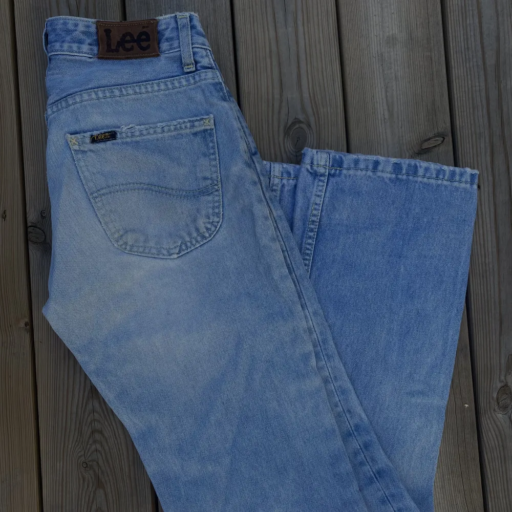 Skitsnygga jeans från Lee. Så konstig kvalité på bilderna men jeansen är såå snygga! Storlek 36!🌼. Jeans & Byxor.
