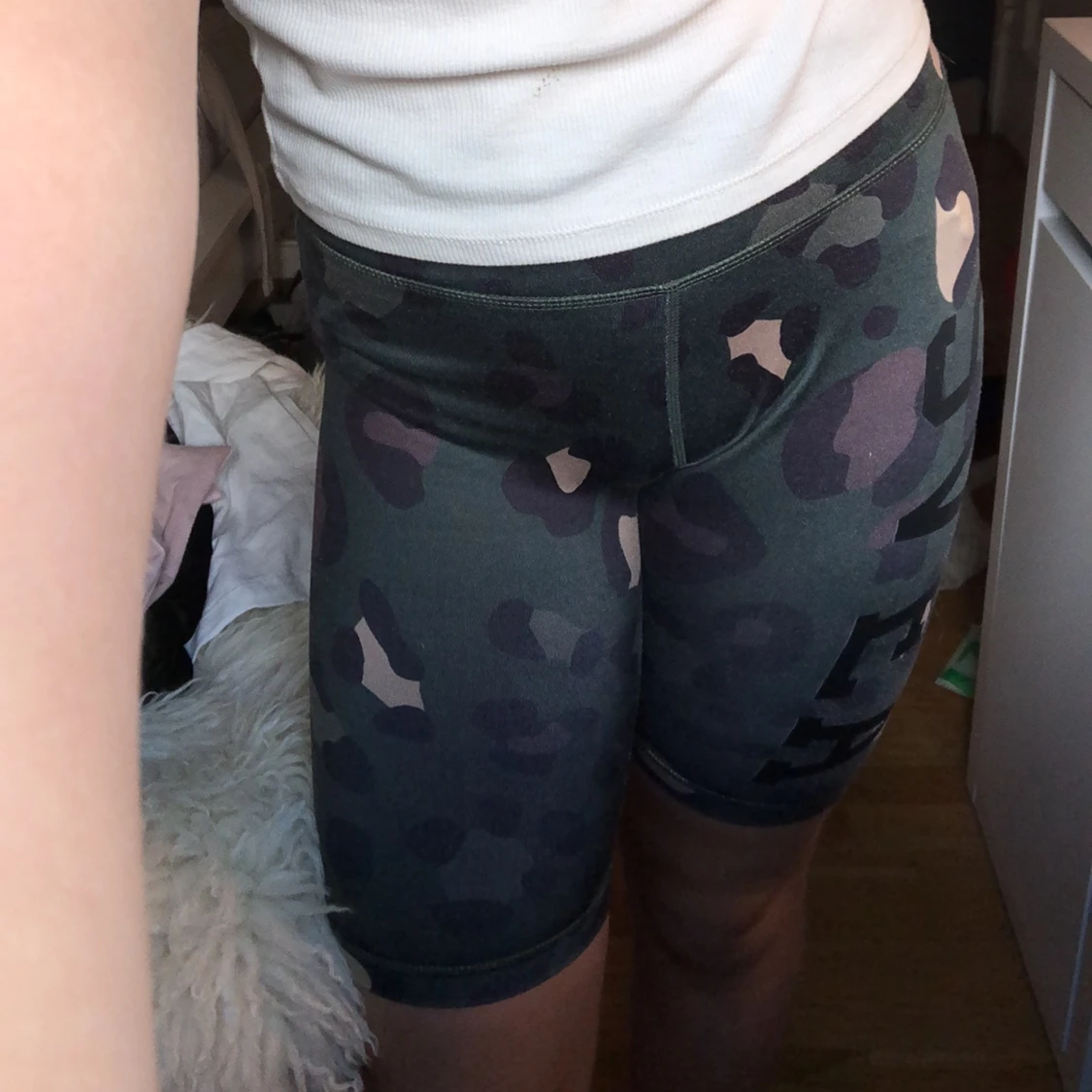 Dem här två cyckel byxorna är såå himla fina. Men kan ha dem till idrotten i skolan.  - 90