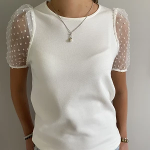 Puffärmad blus - super gullig vit blus med puffärm. Den är i storlek 146/152 men extremt stor i storlek då den passar mig som är xs, den funkar även för xxs. 