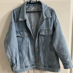 Oversized jeansjacka - Skitsnygg oversized jeansjacka från mango. Skriv för fler bilder. Storlek S💕💘