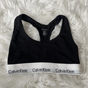 Calvin Klein topp - Superskön topp från Calvin Klein. Använt Max fem gånger så den är i mycket bra skick. Storlek S💕