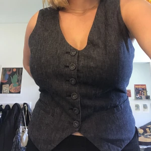 jeansväst - cool väst i jeansmaterial, köpt secondhand. jag har satt en säkerhetsnål i midjan för att få den lite mer tajt, men bara att ta av om man ej vill det:) jättebra skick