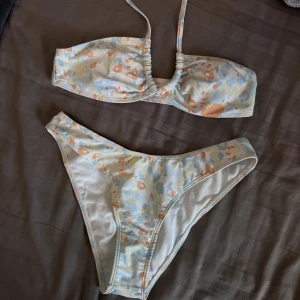BIKINI - Helt oanvänt. Både över och underdel för 140kr. Strl: S