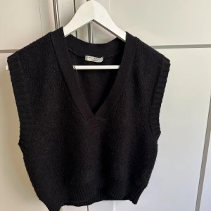 Stickad väst - Säljer min stickade väst från Gina Tricot. Den är sparsamt använd.  Köparen står för frakt.