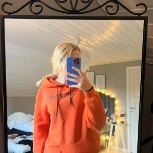 Orange hoodie💕 - Nästan oanvänd hoodie ifrån pier one, köptes från Zalando för 349kr🫶🏼💕