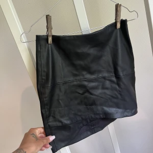 Minikjol i skinnimitation - Svart minikjol i skinnimitation från bershka. Knappt använd, som ny.