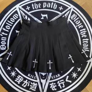 Svart Current Mood kjol med kors. Aldrig använd, bra skick. Storlek M, men är lite stor i midjan. Skriv för mer bilder✨Orginal pris: 550kr