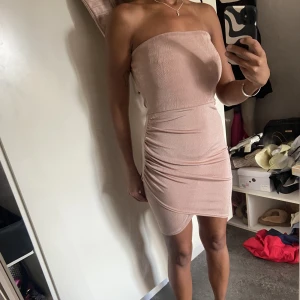 Rosa tub klänning  - Glansigt fint material på denna tub klänning. 