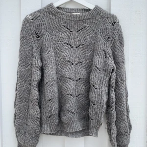 Stickad tröja  - Säljer denna stickade grå tröja som liknar de från GANNI. Skönt material o sticks inte alls. Hör av er vid frågor 💞💞