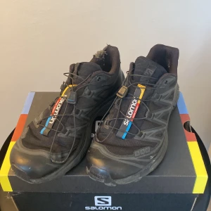 Salomon xt-6 - Helsvarta salomon xt 6or. Jag har använt dem både på stan, och i vingården, och därför har de slitigts upp lite där bak, men om man har byxor över så syns det inte. Om duvill ha fler bilder, eller undrar något så är det bara att skriva! ;)