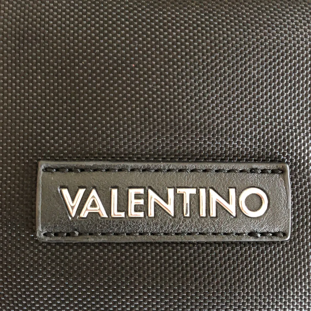 Säljer nu min valentino väska eftersom den aldrig har kommit till användning. Den är helt ny och super fin model. Bandet går att ändra på längden . Väskor.