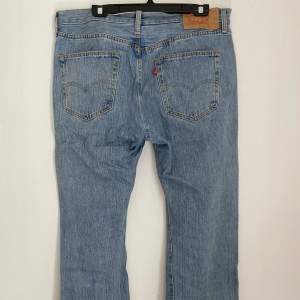 Säljer mina vintage Levis jeans, en söm som fattas vid benöppningen annars bra skicka. Fråga om mått och pris kan diskuteras 
