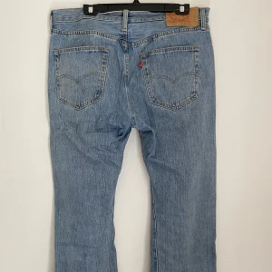 Vintage 501 Levis  - Säljer mina vintage Levis jeans, en söm som fattas vid benöppningen annars bra skicka. Fråga om mått och pris kan diskuteras 