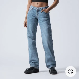lågmidjade jeans  - säljer mina arrow low waist jeans från weekday, nerlagda så de passar någon som är 173 ish, strl 24/32❤️
