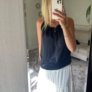 Svart topp - Svart topp som är öppen i ryggen, går att knyta så man kan välja hur löst man vill att den ska sitta💓