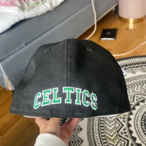 New era Celtics fitted keps  - Säljer min coola fitted new era keps då jag inte får så mycket användning av den. Fint skick, inga defekter på utsidan. Skriv om ni har några frågor mm☺️