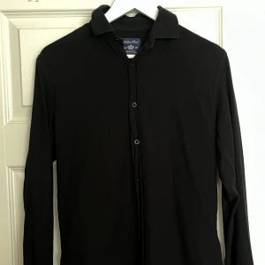 Robbie Moor skjorta  - Säljer min Robbie Moor skjorta, använd ett fåtal gånger. Bra skick. Nypris 799kr