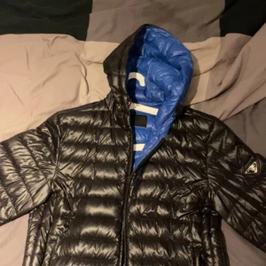 PRADA DUNJACKA  - Säljer denna jacka åt min kille då den är för stor. Strl 50 men passar som en större M/L. Passar någon som är 180+ meter. Jackan är i otroligt fint skick. 