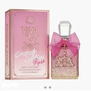Parfym från juicy couture ( Viva la juicy rosé juicy courture) . De är ca 80% kvar och är en väldigt feminin  doft❤️❤️❤️locket är tyvärr borta! 
