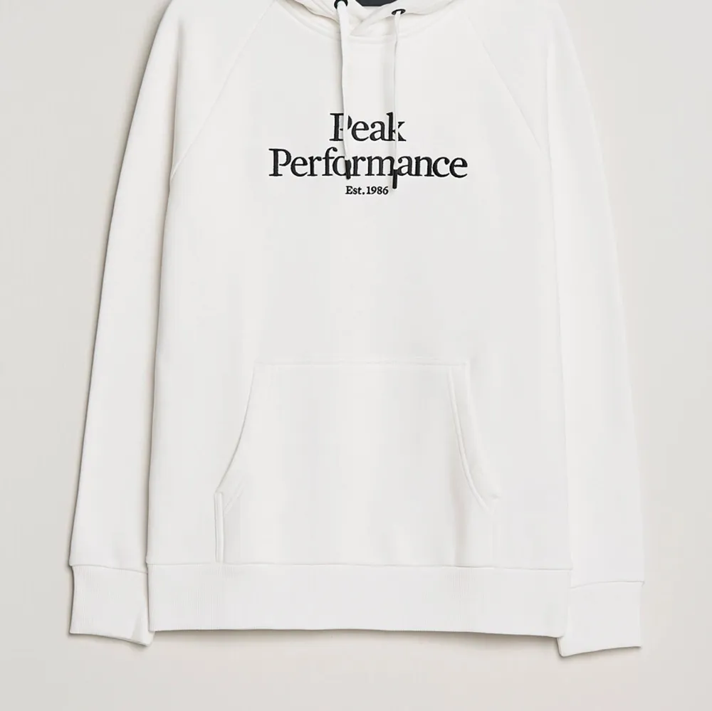 Peak performance hoodie oanvänd även med etiketten på, köpte den för 700kr men den var för liten. Den är S eller 160. Säljer den för 399 med  gratis frakt. . Hoodies.