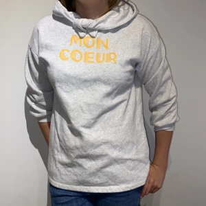 Hoodie  - Super cool hoodie med fransk text ⭐️bra skick 