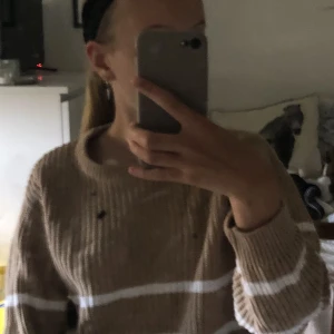 Randig stickad tröja 🩶 - Stickad tröja från Cubus som inte säljs längre. Den är kola/vit-färgad och i strl 158/164. Skriv i DM vid intresse 🩶