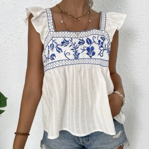 Söt topp - En supersöt topp som aldrig är använd🌷✨ Säljer då den inte satt bra på mig😕 Hör av dig om du har några funderingar! Bilderna är lånade! Postar samma dag!!