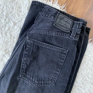 High loose levi’s jeans  - Hej jag säljer nu mina levi’s jeans för att dem inte kommer till användning då dem är för stora för mig, dem är i storlek 26💗