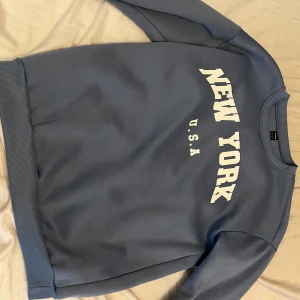 Blå tröja med tryck  - Fint skick